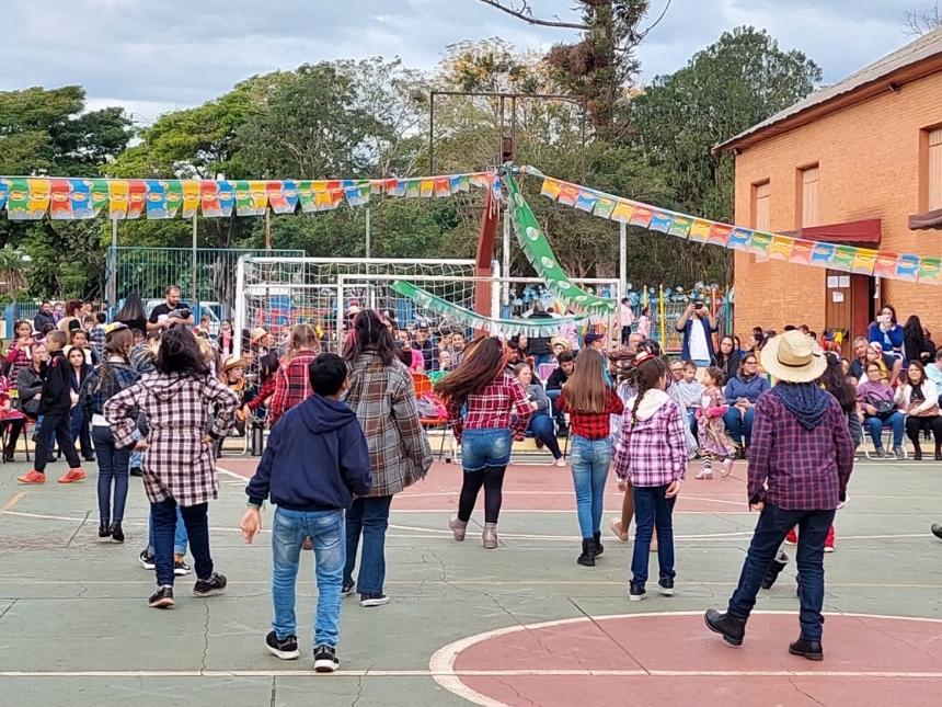 Realizado jogo amistoso entre a EFA - Escola de Futebol Alecrim e a SER  Santa Rosa